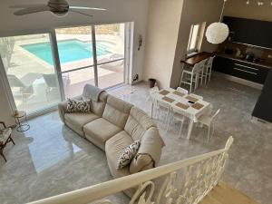 Posezení v ubytování Thistle Lodge Peaceful Gozo Retreat with Pool Ambience