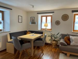 a living room with a table and chairs at Gemütliches Apartment im Krämerhaus in Annaberg , 1 Schlafzimmer, 2-4 Personen, Zentrum in Annaberg im Lammertal