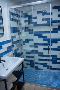 Un baño con ducha de cristal y lavabo. en Casa Rural La Moreneta, en Las Mesas 24 fotos más