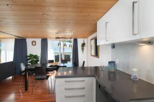 Charming Apartment-Prime Location的厨房或小厨房