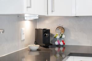 Charming Apartment-Prime Location的厨房或小厨房