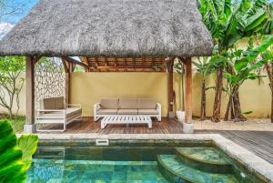- un kiosque avec 2 chaises et une piscine dans l'établissement Villa Nayla - Ocean retreat by Sealodge, à Rivière Noire
