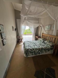 En eller flere senge i et værelse på Umdloti Cottage on 5th Avenue