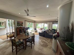 Et opholdsområde på Umdloti Cottage on 5th Avenue