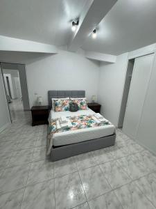 Un dormitorio con una cama grande en una habitación. en Oásis da Praia, en Praia da Vitória