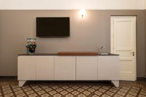 A television and/or entertainment centre at Scene Suites Apartments