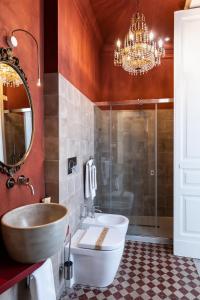 A bathroom at Scene Suites Apartments Még 37 kép