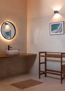 un baño con lavabo y espejo en Soul Temple of Surfing, en Ahangama 46 fotos más