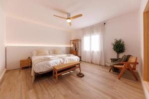 a bedroom with a bed and a ceiling fan at Bravissimo Maragall, very spacious and central in Girona