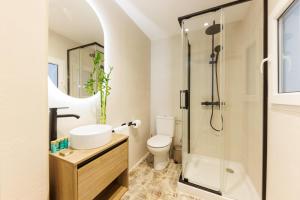 a bathroom with a shower and a toilet at Bravissimo Maragall, very spacious and central in Girona +44 photos