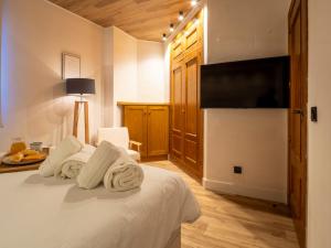 a bedroom with a bed with towels on it at Oso Polar in Sierra Nevada