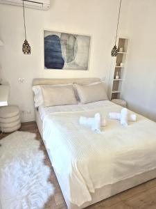 una camera da letto con un letto grande con sopra due animali di peluche di Superbe Appartement Luxueux Spacieux 50 m2 Port Nice a Nizza Altre 89 foto