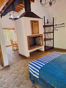 Un dormitorio con una cama y una chimenea. en Casa en Laguna de Lobos, en Lobos