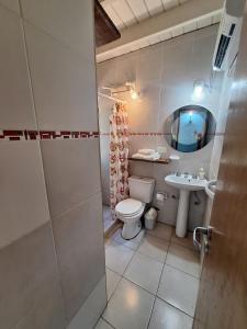 un baño con inodoro y lavabo en Casa en Laguna de Lobos, en Lobos