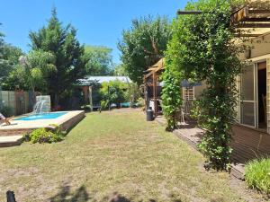 un patio junto a una casa con piscina en Casa en Laguna de Lobos, en Lobos 5 fotos más