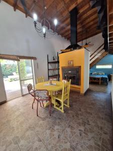 comedor con mesa y chimenea en Casa en Laguna de Lobos, en Lobos