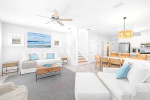 Η κουζίνα ή μικρή κουζίνα στο Sugar Hill Hang by Stay on 30A- Pool, Bikes, Golf Cart