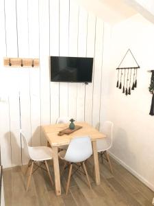 Televízia a/alebo spoločenská miestnosť v ubytovaní Le studio du Coutach