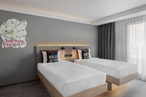 Posteľ alebo postele v izbe v ubytovaní Moxy Barcelona