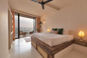 Un dormitorio con una cama con vista al mar. en Soul Temple of Surfing, en Ahangama