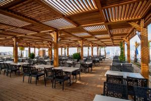 een eethoek in de openlucht met tafels en stoelen bij Dream World Aqua in Side