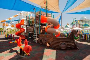 een waterpark met een speeltuin met een glijbaan bij Dream World Aqua in Side
