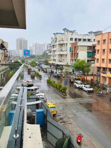 a city with cars parked on a rainy street at Owls Retreat 2BHK Modern AC Flat in Wakad Pune in Méribel Village