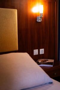 Postel nebo postele na pokoji v ubytování PARNIS PALACE Hotel Suites