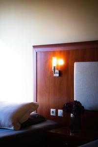 Postel nebo postele na pokoji v ubytování PARNIS PALACE Hotel Suites