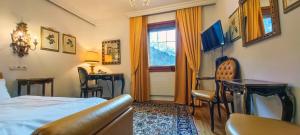 Uma televisão e/ou sistema de entretenimento em Schloss Hotel Fernsteinsee