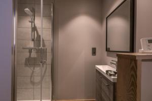 Koupelna v ubytování Chandonnelles I - L4L5 beautiful renovated appartement + 6 fotografií