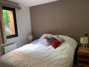 - un lit dans une chambre avec 2 oreillers dans l'établissement Campanules, à Courchevel