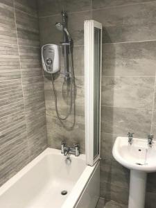 een badkamer met een ligbad en een wastafel bij 3 Bedroom Detached Holiday Chalet SouthShore Park in Bridlington +8 foto's