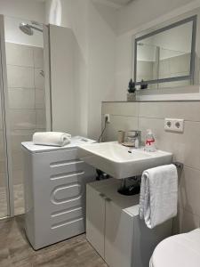 Koupelna v ubytování Landgasthof Hittenkirchen + 37 fotografií