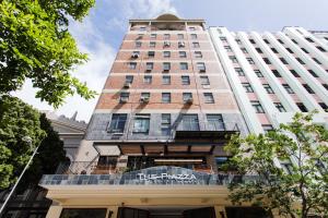 ケープタウンにあるAvenue One Apartmentsの看板が貼られた高層ビル