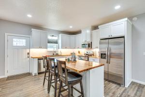 Una cocina o zona de cocina en Lake Fork Cabin with Boat Launch and Fishing Pier