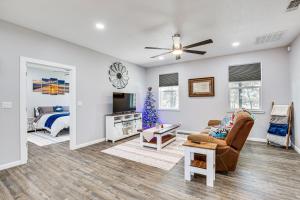 Una sala de estar con un sofá y un televisor. en Lake Fork Cabin with Boat Launch and Fishing Pier, en Quitman
