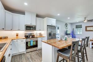 Una cocina o zona de cocina en Lake Fork Cabin with Boat Launch and Fishing Pier