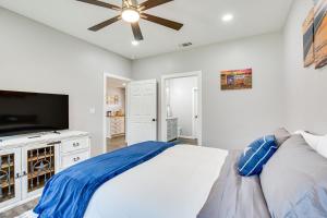 Cama o camas de una habitación en Lake Fork Cabin with Boat Launch and Fishing Pier