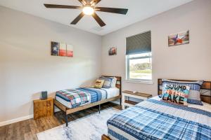 Un dormitorio con dos camas y un ventilador de techo. en Lake Fork Cabin with Boat Launch and Fishing Pier, en Quitman