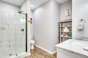 un baño con ducha y WC en Lake Fork Cabin with Boat Launch and Fishing Pier, en Quitman 20 fotos más
