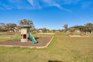 Jardín al aire libre en Lake Fork Cabin with Boat Launch and Fishing Pier