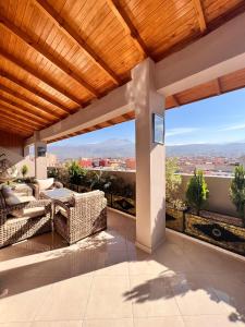 an outdoor patio with a view of the city at APPART-HOTEL La MAISON ATTAWBA TERRASSE in Beni Mellal