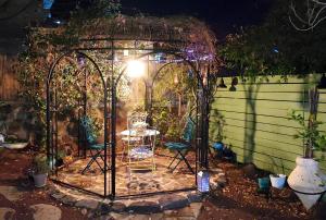 恰斯林סתיו בגולן的花园的凉亭,晚上配有桌椅