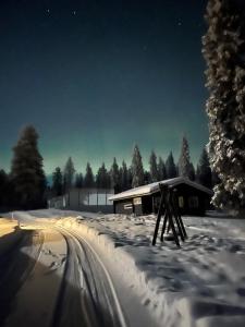 een met sneeuw bedekte weg voor een gebouw bij Villa Moinalahti in Sirkkakoski