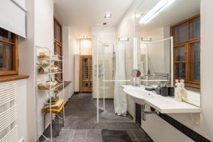 Phòng tắm tại Soleil - shine of the old town, parking & sauna +30 ảnh