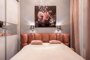 Giường trong phòng chung tại Soleil - shine of the old town, parking & sauna