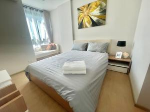 Un dormitorio con una cama con dos toallas encima. en 1 bedroom pool view in Bangtao, en Thalang 17 fotos más