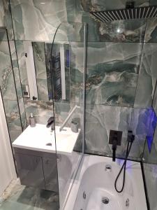 ein Badezimmer mit Dusche, Waschbecken und Spiegel in der Unterkunft Casa De Niveles Near Beach Local Comfort in Weymouth