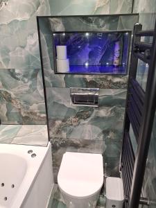 ein Badezimmer mit Toilette und Waschbecken in der Unterkunft Casa De Niveles Near Beach Local Comfort in Weymouth + 15 Fotos